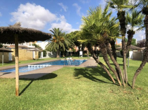 Casa de Ensueño con Piscina, Aire Acondicionado y Terraza en Zona Verde y Tranquila - ES-220-46
